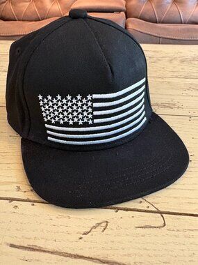 New Knuckleheads USA Black and White Flag Trucker Hat, XS